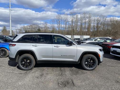 Silver Zynith 2026 Jeep Grand Cherokee Altitude