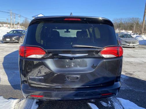 2022 Chrysler Voyager LX