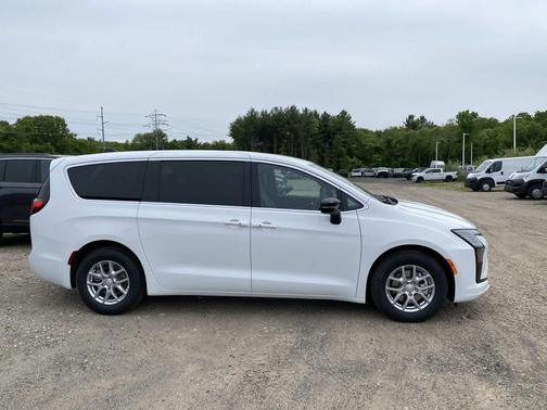 Bright White Clearcoat 2027 Chrysler Pacifica L
