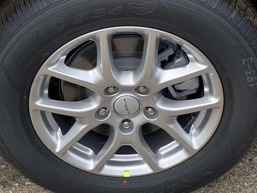 Bright White Clearcoat 2027 Chrysler Pacifica L