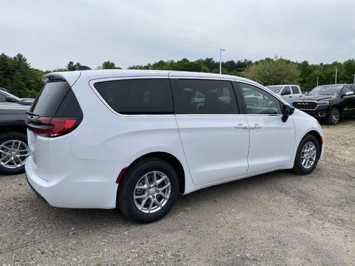 Bright White Clearcoat 2027 Chrysler Pacifica L