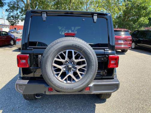 2025 Jeep Wrangler 4-Door Sahara 4x4