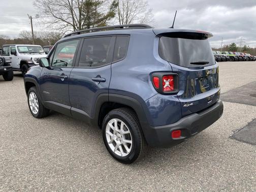 Slate Blue Pearlcoat 2022 Jeep Renegade Latitude