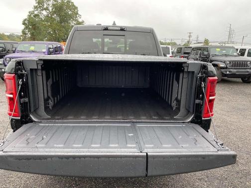 Diamond Black Crystal Pearlcoat 2027 RAM 1500 ST