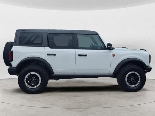 Oxford White 2023 Ford Bronco Badlands