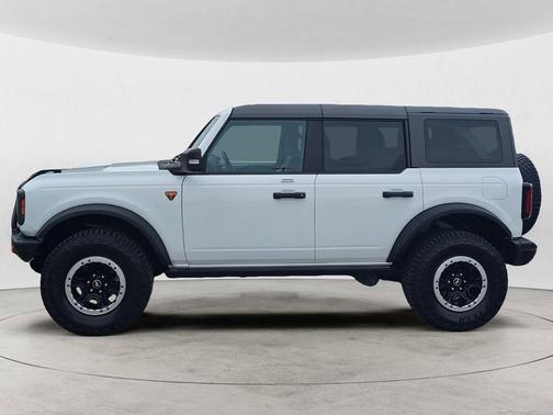 Oxford White 2023 Ford Bronco Badlands