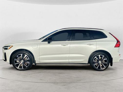 2023 Volvo XC60 Recharge Plug-In Hybrid T8 Plus Dark Theme