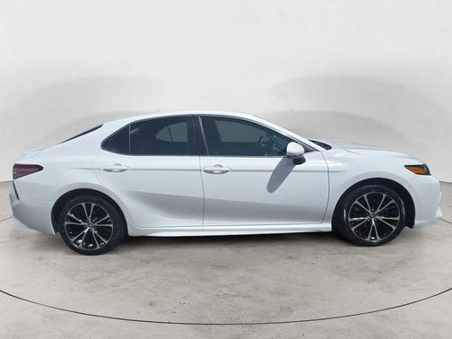 Super White 2018 Toyota Camry SE