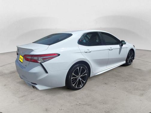 Super White 2018 Toyota Camry SE