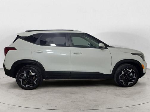 Snow White Pearl 2025 Kia Seltos S
