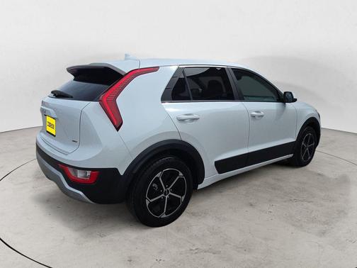 Snow White Pearl 2023 Kia Niro LX