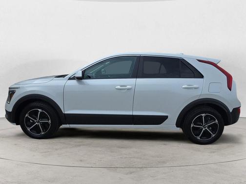 Snow White Pearl 2023 Kia Niro LX