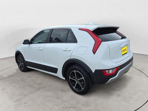 Snow White Pearl 2023 Kia Niro LX