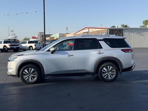 Brilliant Silver Metallic 2022 Nissan Pathfinder SL 4WD