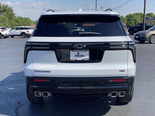 Polar White Tricoat 2026 Chevrolet Traverse RS