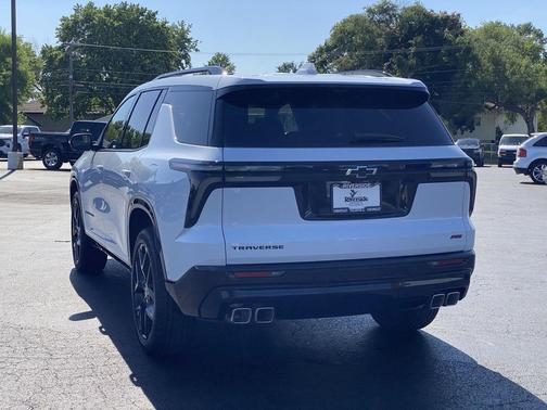 Polar White Tricoat 2026 Chevrolet Traverse RS
