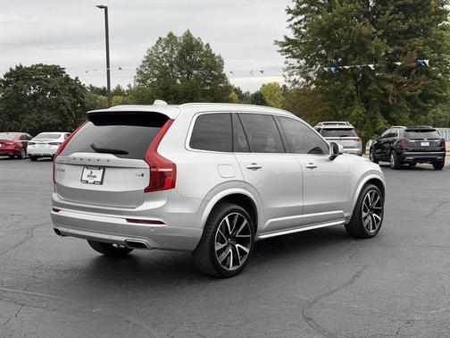 Bright Silver Metallic 2021 Volvo XC90 T6 Momentum