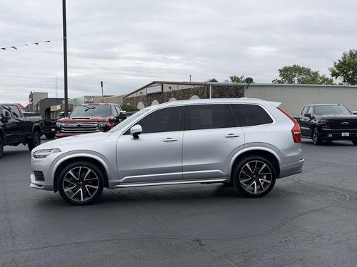 Bright Silver Metallic 2021 Volvo XC90 T6 Momentum