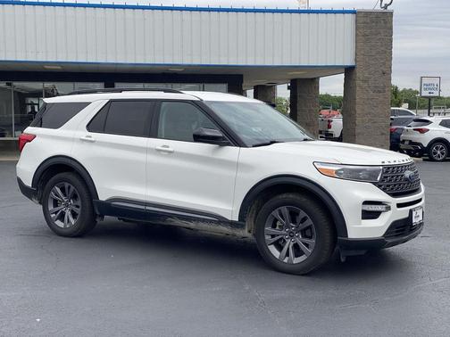 Star White Metallic Tri-Coat 2023 Ford Explorer XLT