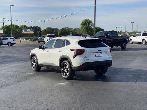 Summit White 2026 Chevrolet Trax FWD 1RS