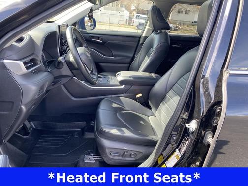 Midnight Black Metallic 2022 Toyota Highlander XLE