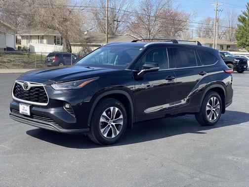 Midnight Black Metallic 2022 Toyota Highlander XLE