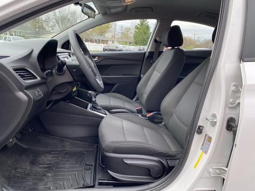 Frost White Pearl 2019 Hyundai Accent SE