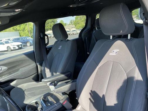 Brilliant Black Crystal Pearlcoat 2019 Chrysler Pacifica Touring Plus