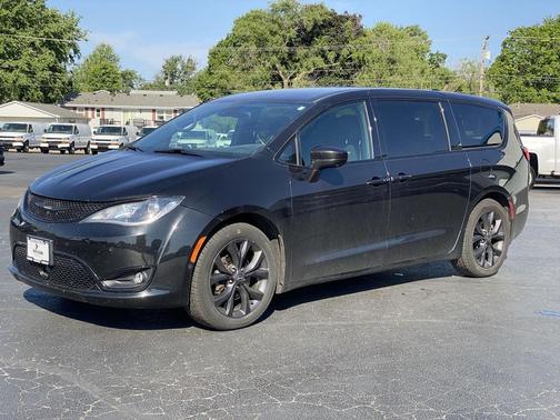 Brilliant Black Crystal Pearlcoat 2019 Chrysler Pacifica Touring Plus