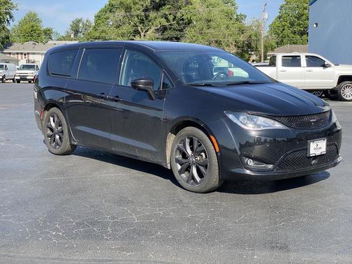 Brilliant Black Crystal Pearlcoat 2019 Chrysler Pacifica Touring Plus