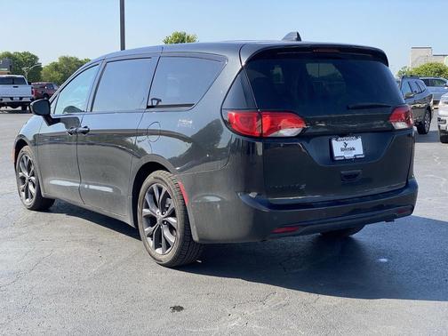 Brilliant Black Crystal Pearlcoat 2019 Chrysler Pacifica Touring Plus