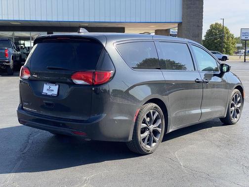 Brilliant Black Crystal Pearlcoat 2019 Chrysler Pacifica Touring Plus