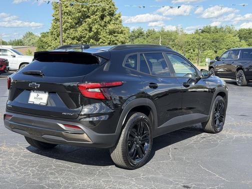 Mosaic Black Metallic 2026 Chevrolet Trax FWD ACTIV