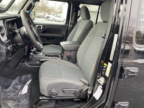 2024 Jeep Wrangler 4-Door Sahara