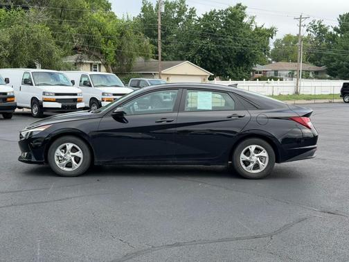 Onyx Black 2023 Hyundai ELANTRA SE