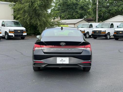 Onyx Black 2023 Hyundai ELANTRA SE