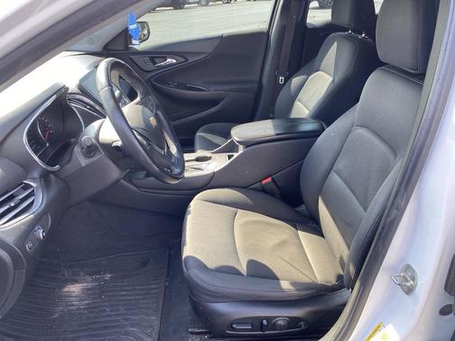 Summit White 2017 Chevrolet Malibu 1LT