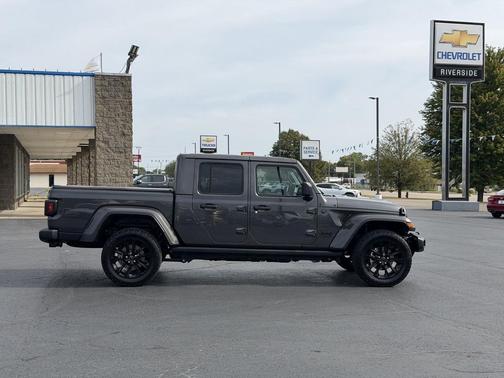 Granite Crystal Metallic Clearcoat 2024 Jeep Gladiator Nighthawk