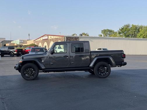 Granite Crystal Metallic Clearcoat 2024 Jeep Gladiator Nighthawk