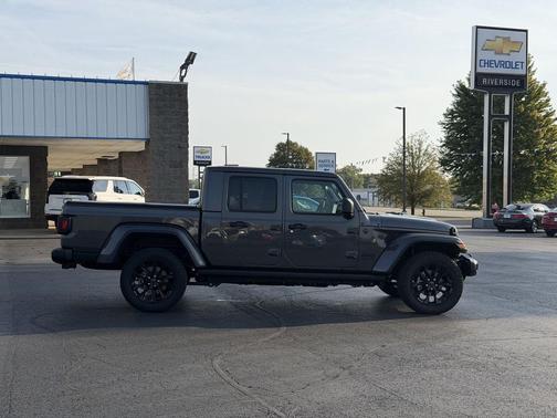 Granite Crystal Metallic Clearcoat 2024 Jeep Gladiator Nighthawk