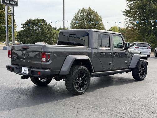 Granite Crystal Metallic Clearcoat 2024 Jeep Gladiator Nighthawk