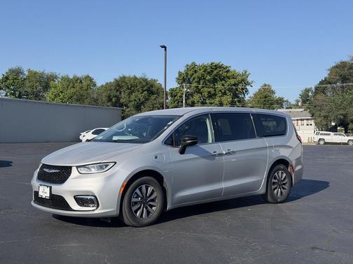 Silver Mist Clearcoat 2024 Chrysler Pacifica Hybrid Select