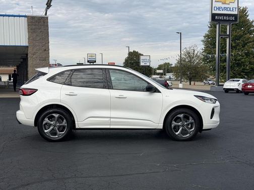 Star White Metallic Tri-Coat 2024 Ford Escape ST-Line