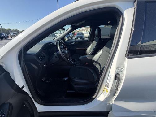 Star White Metallic Tri-Coat 2024 Ford Escape ST-Line
