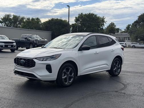 Star White Metallic Tri-Coat 2024 Ford Escape ST-Line