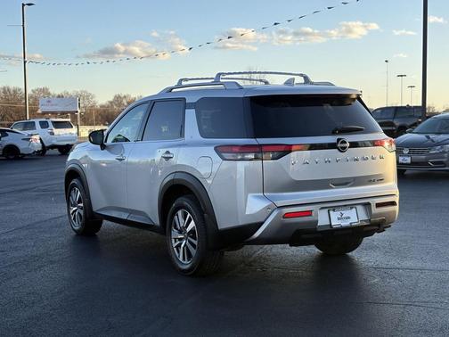 2023 Nissan Pathfinder SL 4WD
