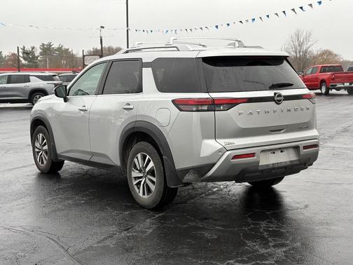 2023 Nissan Pathfinder SL 4WD