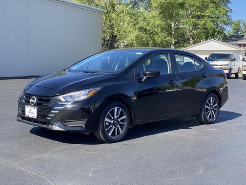 Super Black 2025 Nissan Versa 1.6 SV