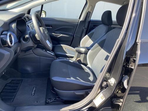 Super Black 2025 Nissan Versa 1.6 SV