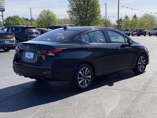 Super Black 2025 Nissan Versa 1.6 SV